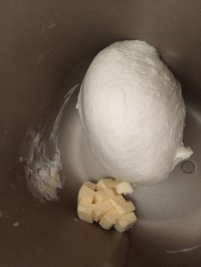 放入黄油，继续和面十五分钟