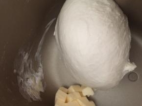 放入黄油，继续和面十五分钟