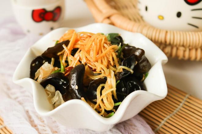 姜丝拌黑白木耳