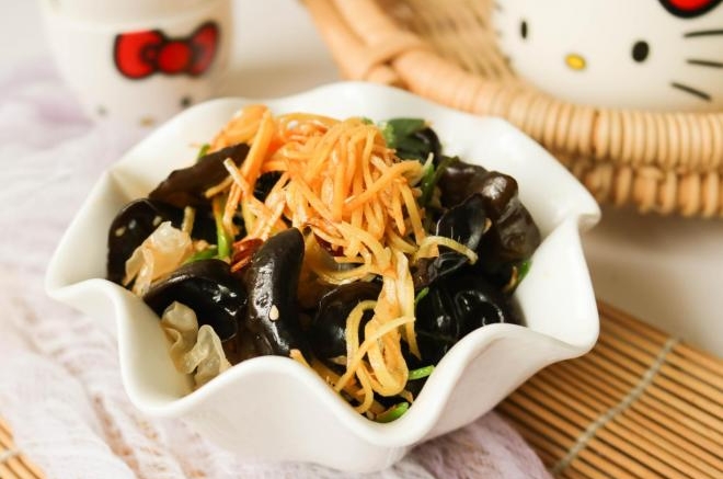 姜丝拌黑白木耳