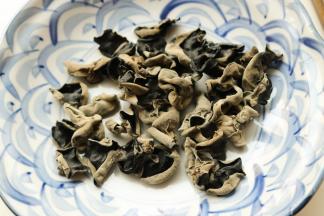 黑木耳我喜欢选择东北的秋耳，和其他黑木耳相比，这种木耳生长期长，肉质更为肥厚鲜美，口感很好。