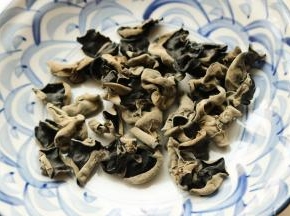 黑木耳我喜欢选择东北的秋耳，和其他黑木耳相比，这种木耳生长期长，肉质更为肥厚鲜美，口感很好。