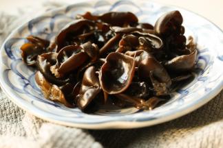 充分泡发之后的木耳，秋耳个头小，泡好只有小小的很可爱。泡发木耳最适合的是凉水，冷水泡发的木耳肉质更为肥厚口感也好，唯一注意要泡发时间足够，至少要3个小时以上，所以我通常都是早上泡发，中午或者晚上吃，夏天时候要放冰箱，避免变质。