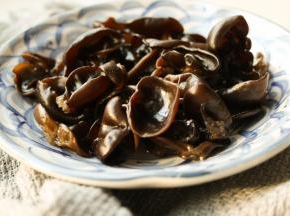 充分泡发之后的木耳，秋耳个头小，泡好只有小小的很可爱。泡发木耳最适合的是凉水，冷水泡发的木耳肉质更为肥厚口感也好，唯一注意要泡发时间足够，至少要3个小时以上，所以我通常都是早上泡发，中午或者晚上吃，夏天时候要放冰箱，避免变质。