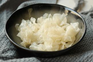 银耳泡发很快，20分钟就差不多了，洗净撕成小朵。