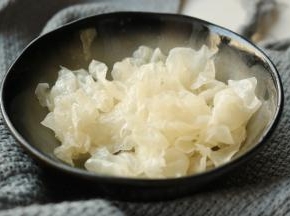 银耳泡发很快，20分钟就差不多了，洗净撕成小朵。