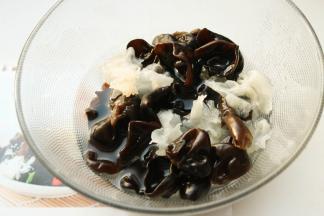 汤锅加水烧开后，下入黑木耳和白银耳煮半分钟，捞出来过冷水，再沥干水分待用。