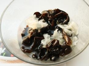 汤锅加水烧开后，下入黑木耳和白银耳煮半分钟，捞出来过冷水，再沥干水分待用。