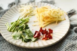 多放一些姜，姜切丝，蒜切丝，香菜根和叶子分开，根切成段，叶子也撕开成小朵，红辣椒切成圆圈。