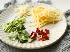 多放一些姜，姜切丝，蒜切丝，香菜根和叶子分开，根切成段，叶子也撕开成小朵，红辣椒切成圆圈。