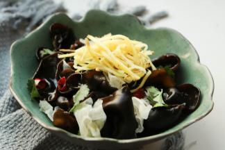 两种木耳放在料理盆里，放入辣椒圈和香菜叶子，姜丝摆在最上面。