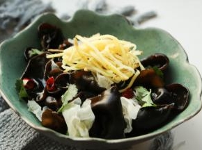 两种木耳放在料理盆里，放入辣椒圈和香菜叶子，姜丝摆在最上面。