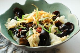 炒锅加入25毫升花生油，烧热后下入5粒花椒，烹出香味后捞出花椒扔掉，再放入蒜丝和香菜根爆出香味后，浇在上面，会闻到浓郁的香味。