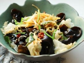 炒锅加入25毫升花生油，烧热后下入5粒花椒，烹出香味后捞出花椒扔掉，再放入蒜丝和香菜根爆出香味后，浇在上面，会闻到浓郁的香味。