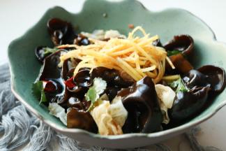 所有的调料放入碗里，拌匀，料汁就做好了，浇在木耳的上面。