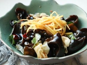 所有的调料放入碗里，拌匀，料汁就做好了，浇在木耳的上面。