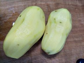 土豆洗干净，削去皮