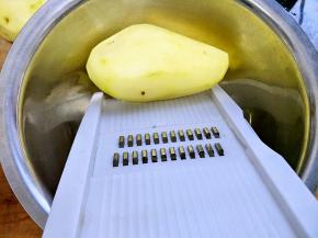 切成丝，或者接住工具擦成丝