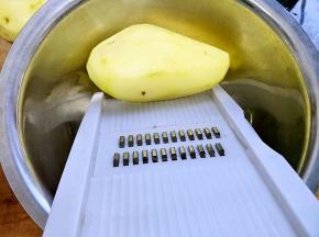 切成丝，或者接住工具擦成丝