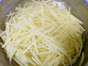 用水清洗两三遍