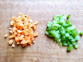 胡萝卜和青椒切小粒