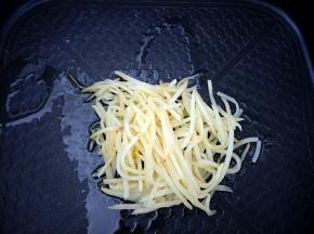 平底锅放少许油，放入土豆丝和食盐进行翻炒