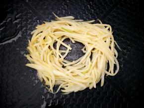 炒至七八成熟，用筷子摆成鸟巢的形状