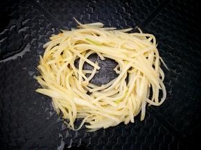 炒至七八成熟，用筷子摆成鸟巢的形状