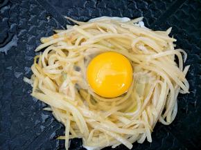 在中间打一颗鸡蛋