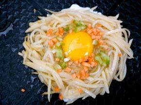 鸡蛋表面撒上胡萝卜和青椒粒