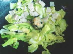 再加入火腿片和肉丸翻炒1分钟