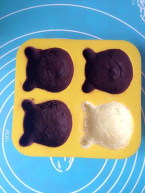 取出冰箱冷冻室的巧克力模具