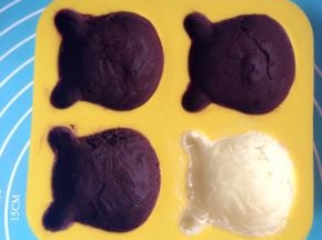 取出冰箱冷冻室的巧克力模具