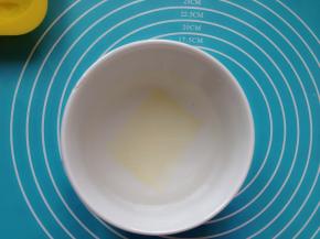 吉利丁片泡在冷水中，放入冰箱冷藏室