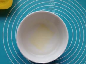 吉利丁片泡在冷水中，放入冰箱冷藏室