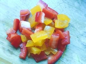 黄椒红椒切丁