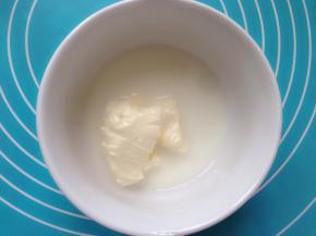 把顺滑的奶油奶酪加入酸奶吉利丁液中拌匀