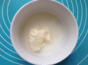 把顺滑的奶油奶酪加入酸奶吉利丁液中拌匀