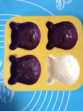 巧克力冻实后取出再刷一层，再次放入冰箱冷冻室几分钟，我刷了三次