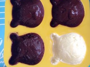 巧克力冻实后取出再刷一层，再次放入冰箱冷冻室几分钟，我刷了三次