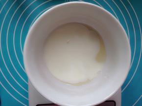 泡软后的吉利丁片取出，隔水融化后加入酸奶拌匀