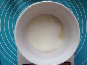 泡软后的吉利丁片取出，隔水融化后加入酸奶拌匀