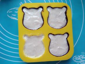 把慕斯糊倒入模具中，八九分满即可。再将模具移入冰箱冷冻室中冷冻一个小时左右