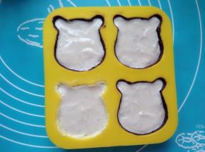 把慕斯糊倒入模具中，八九分满即可。再将模具移入冰箱冷冻室中冷冻一个小时左右