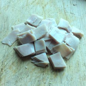 三片火腿片切小块