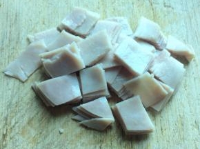 三片火腿片切小块