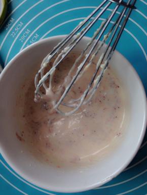 把草莓酱加入混合均匀的奶油奶酪糊中，用手动打蛋器搅拌