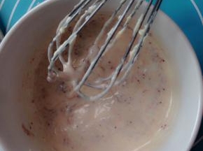 把草莓酱加入混合均匀的奶油奶酪糊中，用手动打蛋器搅拌