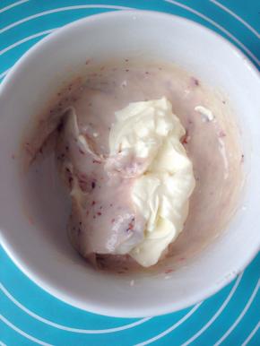 把打发好的淡奶油和草莓酱糊混合均匀