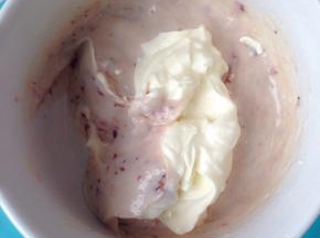 把打发好的淡奶油和草莓酱糊混合均匀